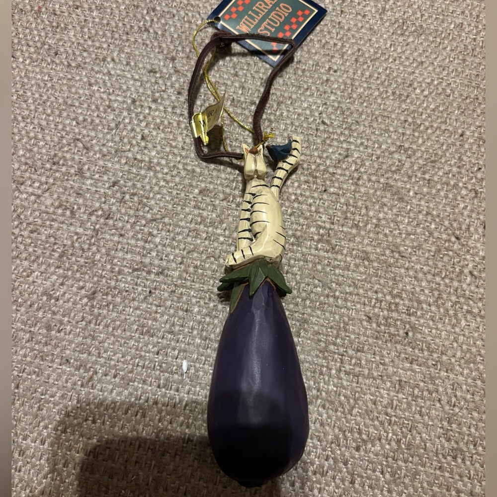 Williraye Studio WW1021 Fruit and Vegetable Ornaments - Cat on Eggplant